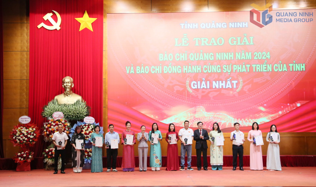 Đồng chí Vũ Quyết Tiến, Phó Bí thư Tỉnh ủy trao giải Nhất cho các tác giả đoạt giải.