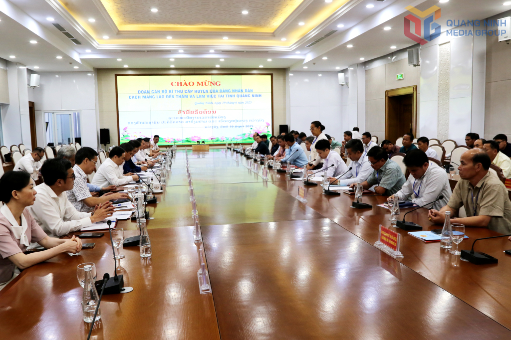 Đại diện Đoàn cán bộ Bí thư cấp huyện của Đảng Nhân dân cách mạng Lào phát biểu tại buổi làm việc