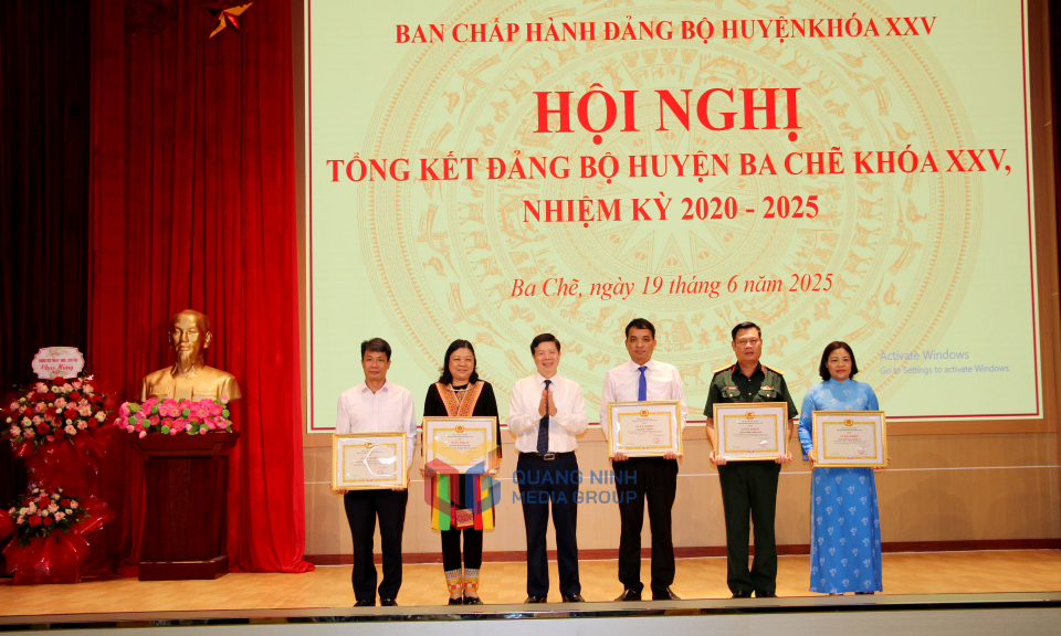 Lãnh đạo huyện Ba Chẽ tặng giấy khen cho các tập thể, cá nhân có thành tích xuất sắc nhiệm kỳ 2020-2025.