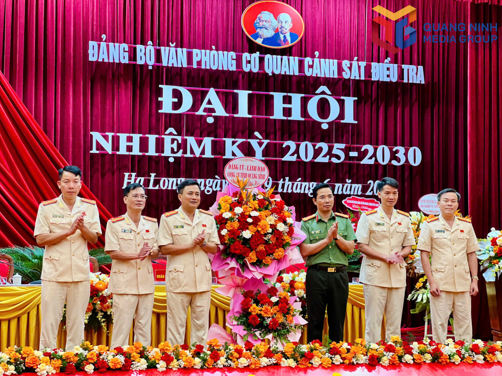 Đại tá Trần Văn Phúc, Ủy viên Ban Thường vụ Tỉnh ủy, Bí thư Đảng ủy, Giám đốc Công an tỉnh tặng hoa chúc mừng Đại hội.