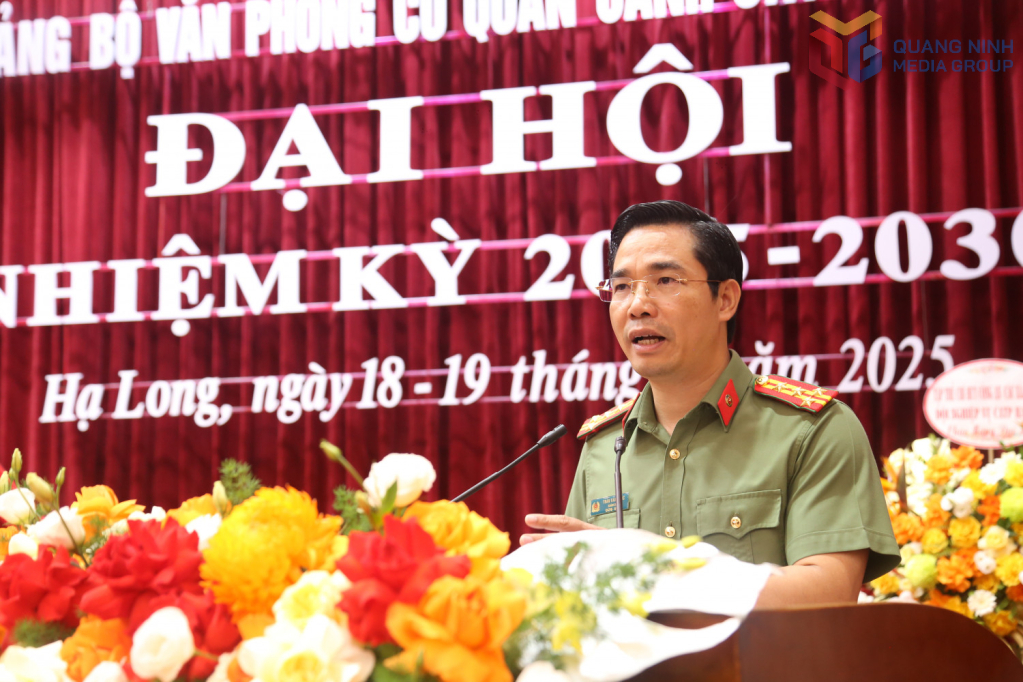 Đại tá Trần Văn Phúc, Ủy viên Ban Thường vụ Tỉnh ủy, Bí thư Đảng ủy, Giám đốc Công an tỉnh dự và phát biểu chỉ đạo tại đại hội.
