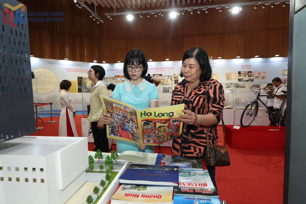 Lãnh đạo Hội VHNT Quảng Ninh và văn nghệ sĩ đọc Báo Hạ Long.