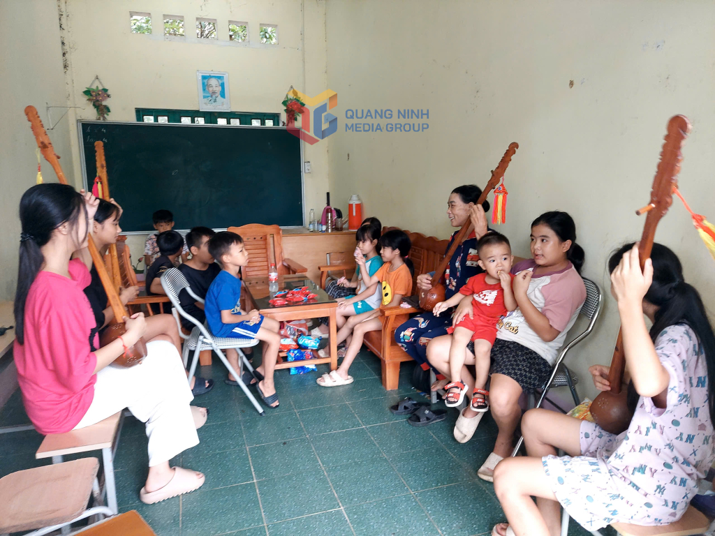 Nghệ nhân Hoàng Thị Viên (khu Nà Làng, thị trấn Bình Liêu, huyện Bình Liêu) truyền dạy những điệu Then cho thế hệ trẻ.