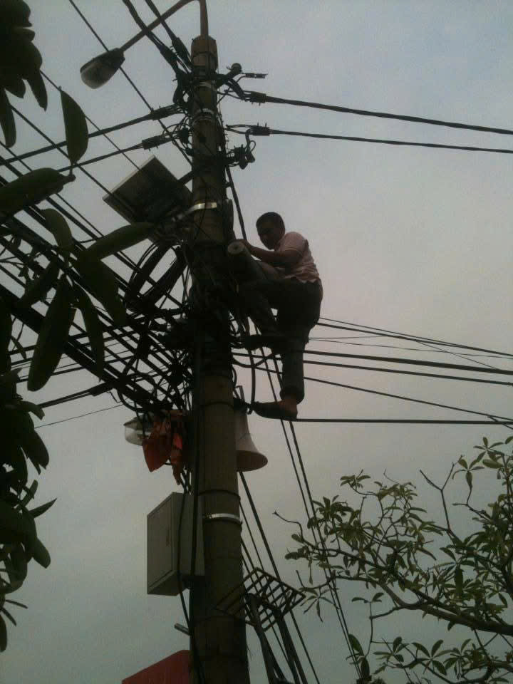 Nhân viên kỹ thuật Trung tâm Truyền thông- Văn hoá huyện Cô Tô bảo dưỡng cụm loa truyền thanh tại thị trấn Cô Tô để đảm bảo thông tin được thông suốt.