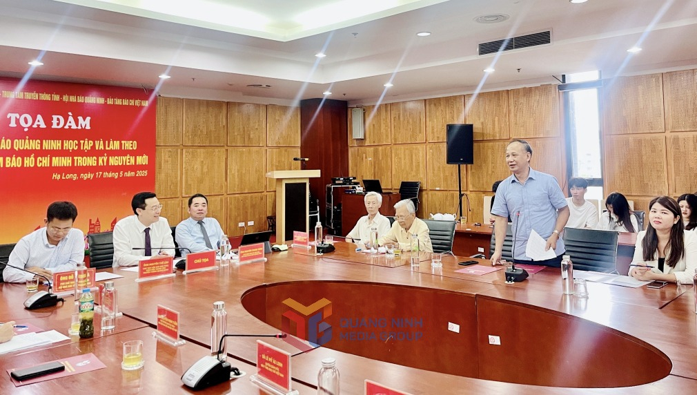 Các nhà báo đóng góp nhiều ý kiến tâm huyết trong buổi tọa đàm. 