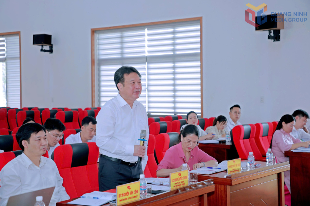 Đồng chí Nguyễn Đức Thành phát biểu tại kỳ họp.
