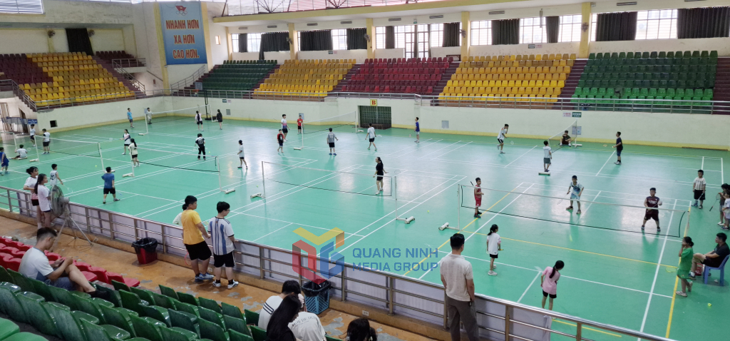 Đông đảo các em thanh thiếu nhi tham gia rèn luyện các môn thể thao dịp hè tại Nhà thi đấu đa năng thành phố Cẩm Phả.