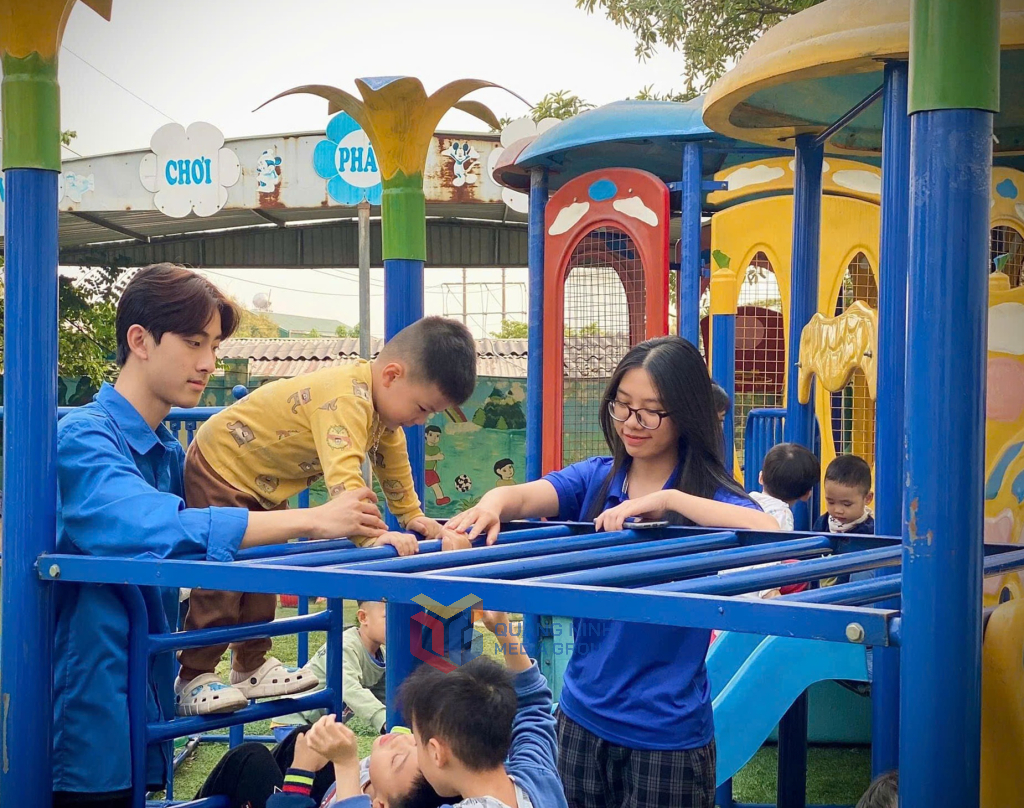 Đoàn thanh niên TP Cẩm Phả hướng dẫn các em thiếu nhi tham gia hoạt động trải nghiệm tại Trường Mầm non Hoa Hồng (phường Cẩm Trung).