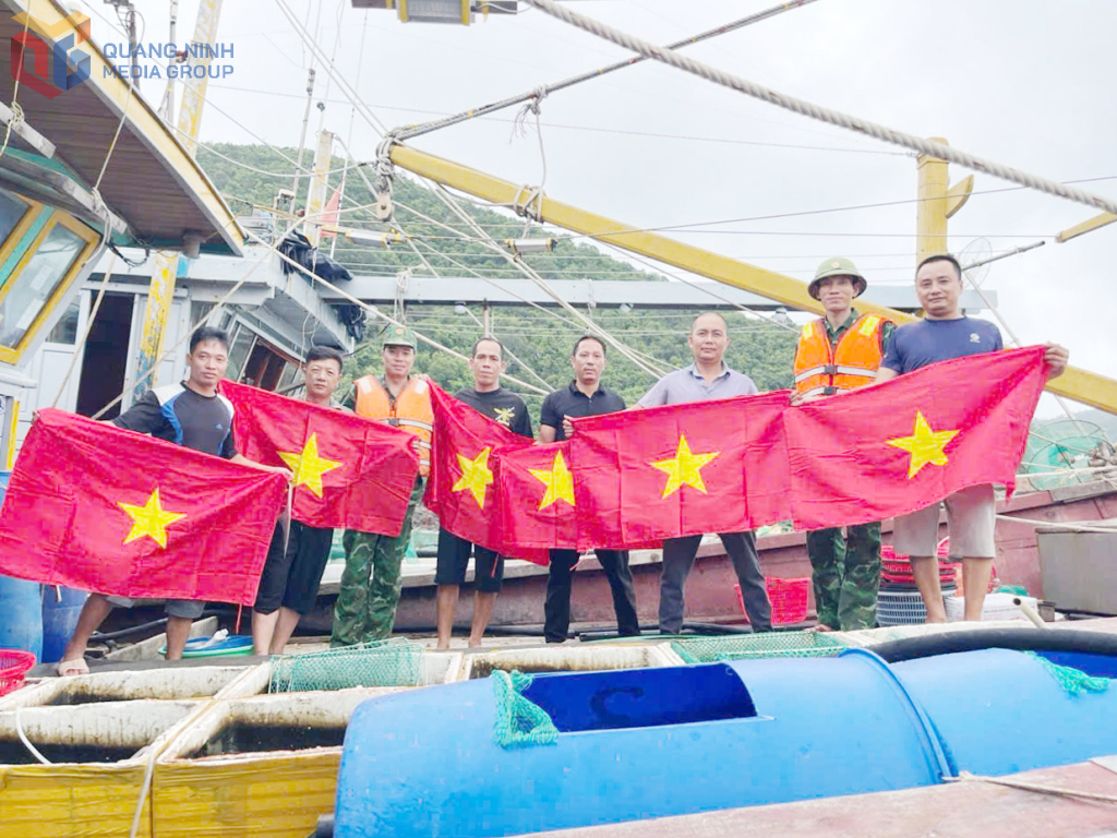 Đồn Biên phòng Đảo Trần tặng cờ Tổ quốc cho ngư dân.