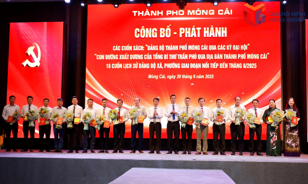 Lãnh đạo TP Móng Cái trao tặng các cuốn sách “Đảng bộ thành phố Móng Cái qua các kỳ Đại hội”; Cuốn “Con đường xuất dương của đồng chí Tổng Bí thư Trần Phú qua địa bàn TP Móng Cái” đến Đảng bộ các xã, phường, cơ quan, đơn vị