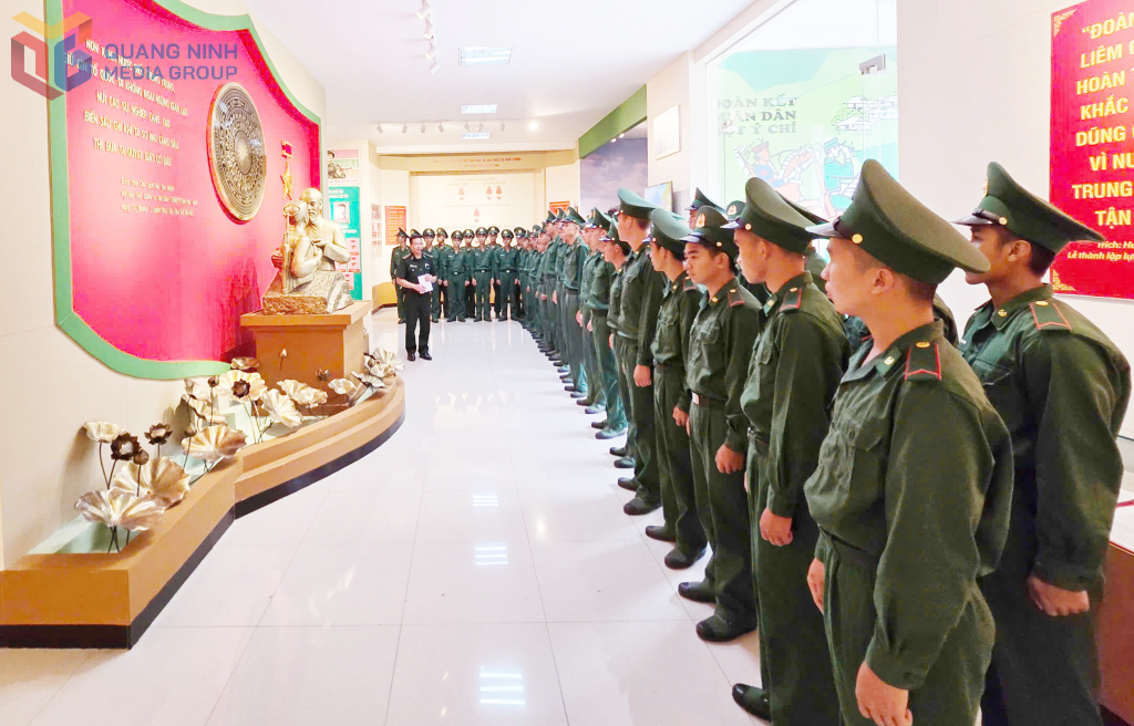 Các chiến sĩ tham quan nhà truyền thống BĐBP Quảng Ninh.  