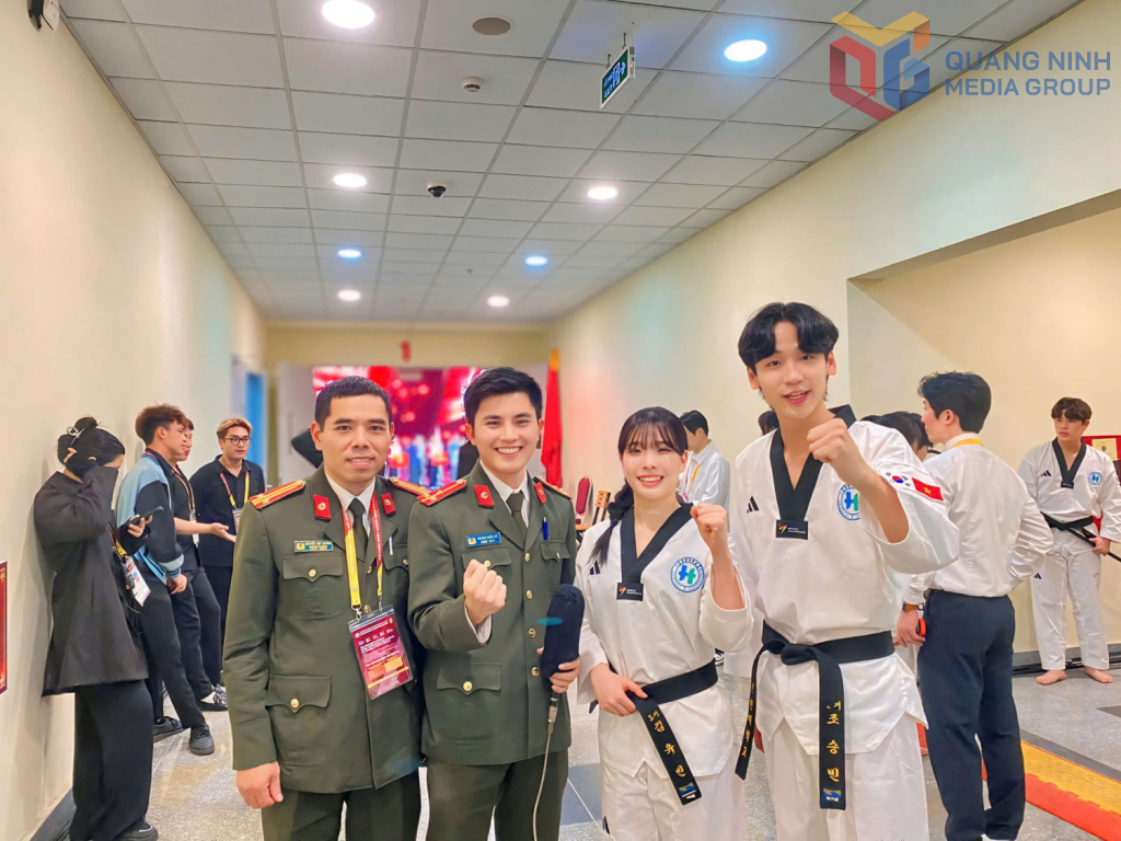 Phóng viên Nguyễn Khánh và Quốc Xã tác nghiệp tại sự kiện Giải Teakwondo Cảnh sát Châu Á mở rộng năm 2024 tổ chức tại Quảng Ninh.