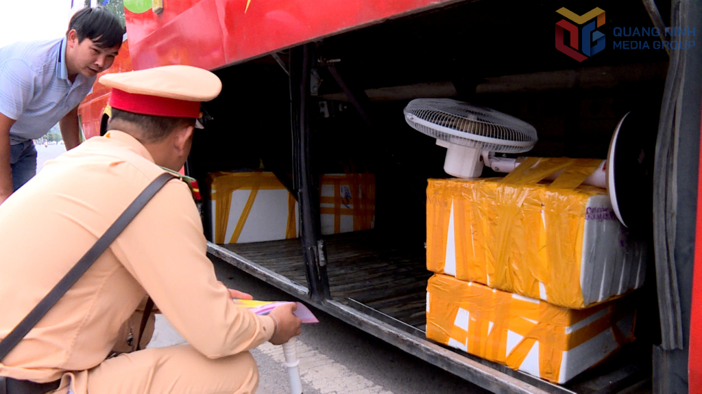 Cùng với đảm bảo TTATGT, lực lượng CSGT tiếp tục các biện pháp nhằm phát hiện bắt giữ nhưng phương tiện vận chuyển hàng hóa trái phép, không rõ nguồn gốc xuất xứ.