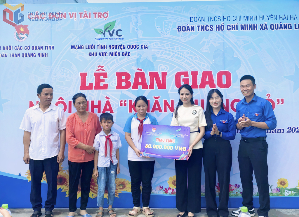 Trao hỗ trợ xây dựng nhà Khăn quàng đỏ cho em Trịnh Đức Lộc, xã Quảng Long, huyện Hải Hà.