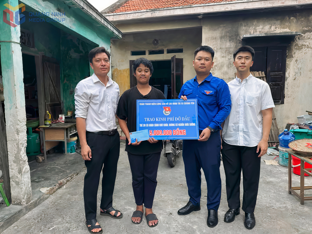 Thị Đoàn Quảng Yên trao hỗ trợ cho trẻ em có hoàn cảnh khó khăn tại phường Phong Cốc.