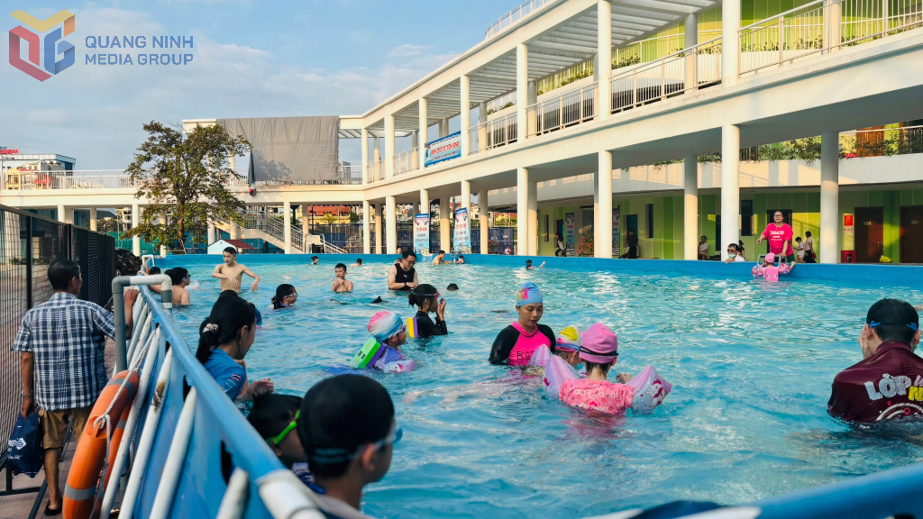 Lớp học bơi cho trẻ em được tổ chức tại Cung Văn hóa thanh, thiếu nhi tỉnh.