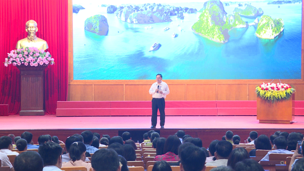 Đại diện FPT truyền đạt những kiến thức về ứng dụng trí tuệ nhân tạo AI trong hỗ trợ công tác chỉ đạo, điều hành, thực hiện nhiệm vụ tại hội nghị tập huấn.