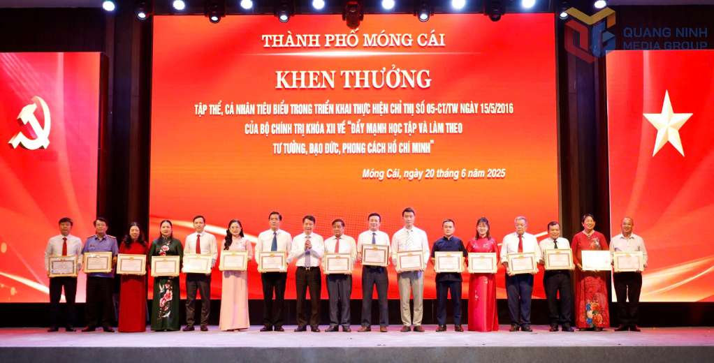 Lãnh đạo TP Móng Cái khen thưởng cho các Bí thư Chi bộ, Trưởng thôn, khu, Trưởng Ban công tác Mặt trận thôn, khu phố có thành tích xuất sắc