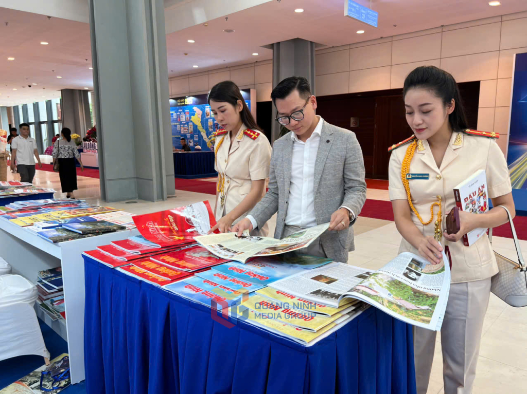 Các đại biểu tham gian  gian triển lãm báo chí tỉnh Quảng Ninh tại Hội báo toàn quốc 2025.