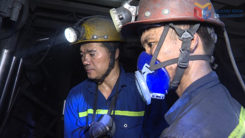 Thợ mỏ Vàng Danh trong ca sản xuất.