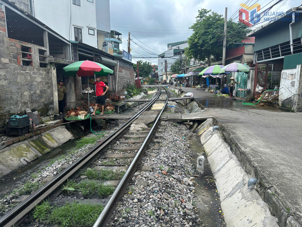 Một lối đi tự mở qua đường sắt của Công ty tuyển than Cửa Ông -TKV không đảm bảo an toàn trên địa bàn phường Cửa Ông, TP Cẩm Phả.