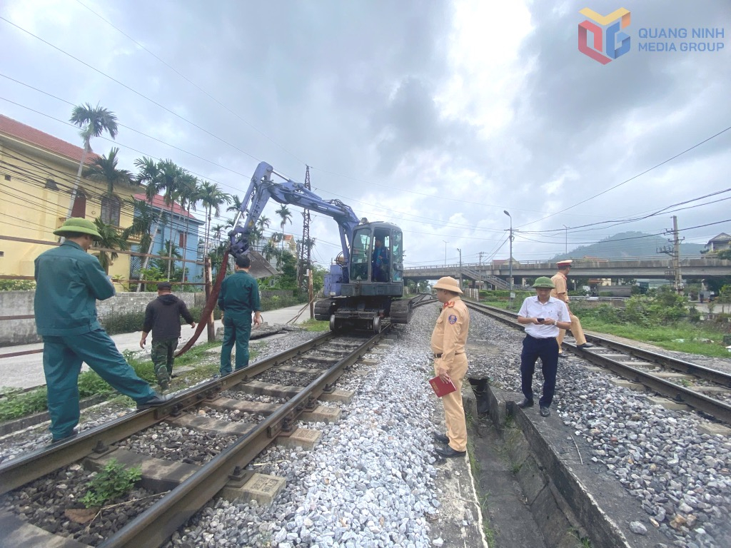 Cơ quan chức năng xử lý lối đi tự mở trên địa bàn phường Cẩm Phú, TP Cẩm Phả.