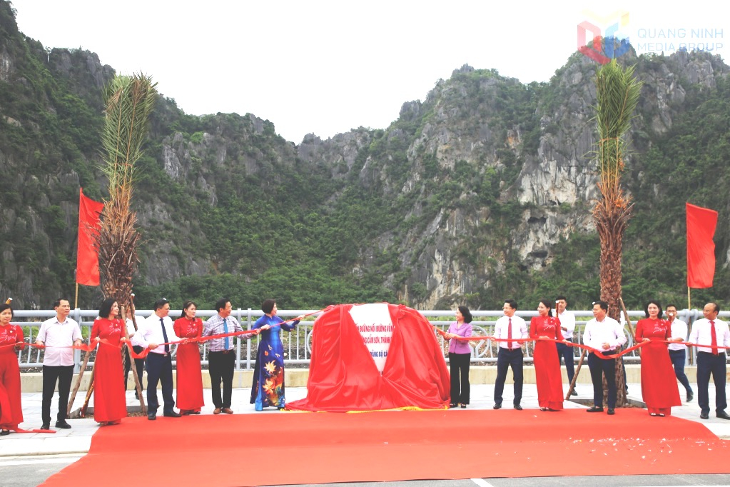 Đồng chí Trịnh Thị Minh Thanh, Phó Bí thư Thường trực Tỉnh ủy, Chủ tịch HĐND tỉnh cùng lãnh đạo thành phố Cẩm Phả thực hiện nghi thức gắn biển công trình chào mừng Đại hội Đảng các cấp Nhiệm kỳ 2025 - 2030