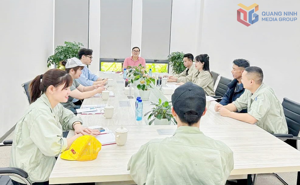 Đại diện LĐLĐ huyện Hải Hà dự sinh hoạt Đảng và triển khai phong trào thi đua trong Chi bộ Công ty TNHH May mặc Hoa Lợi Đạt Hải Hà (KCN Cảng biển Hải Hà)