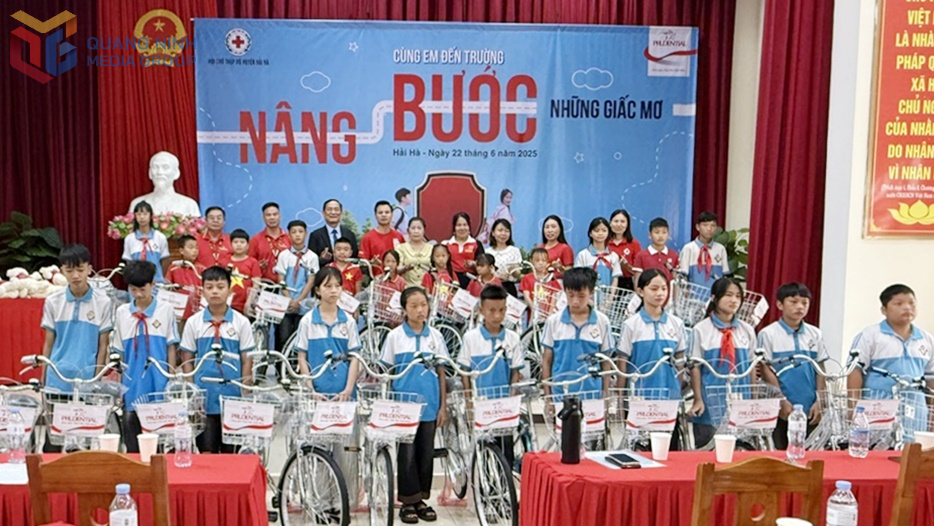 Đại diện Công ty TNHH Bảo hiểm nhân thọ Prudential Việt Nam và Hội Chữ thập đỏ tỉnh trao tặng xe đạp cho các em học sinh vượt khó vươn lên tại 2 xã: Quảng Thành và Quảng Phong (huyện Hải Hà).