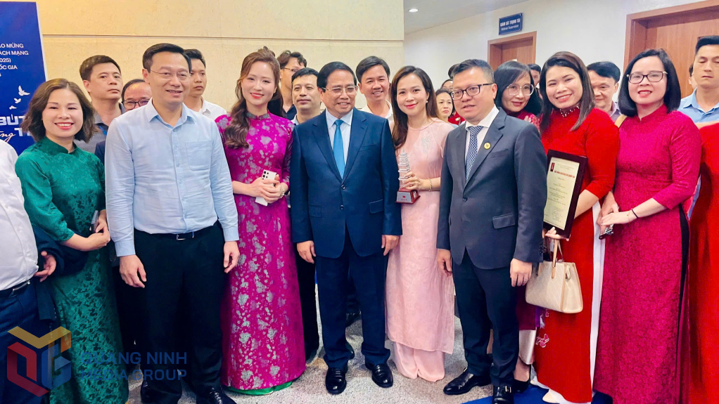 Thủ tướng Chỉnh phủ Phạm Minh Chính chụp ảnh cùng nhóm tác giả đạt giải của Trung tâm Truyền thông tỉnh Quảng Ninh tại Giải Báo chí Quốc gia lần thứ XIX, năm 2024.