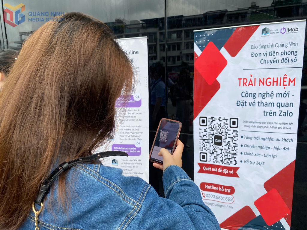 Du khách đang thực hiện thao tác đặt vé trên ứng dụng MiniApp.