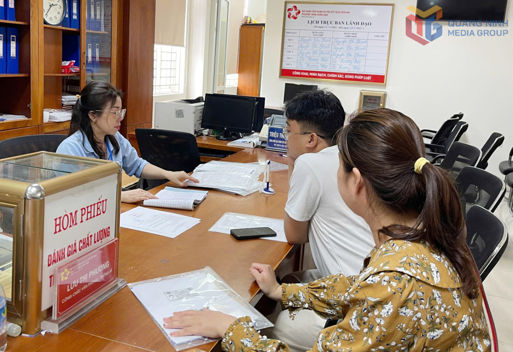 Cán bộ Trung tâm Phục vụ hành chính công phường Hồng Gai mới hướng dẫn người dân thực hiện thủ tục hành chính.