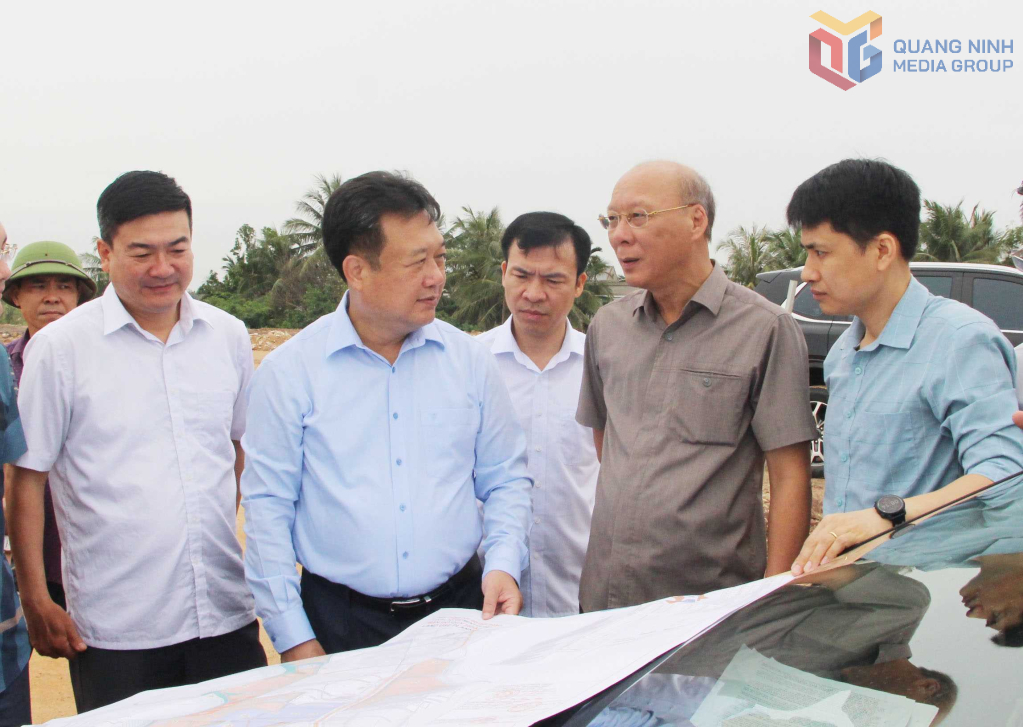 Đồng chí Nguyễn Đức Thắng, Chủ tịch UBND TX Quảng Yên báo cáo với tổ công tác của tỉnh về kết quả triển khai công tác bồi thường, giải phóng mặt bằng (GPMB) và thu hút đầu tư tại các khu công nghiệp.