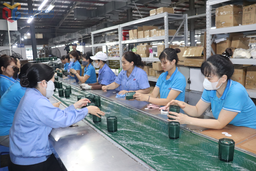 Công nhân Công ty TNHH MTV Nến nghệ thuật Aidi Việt Nam (KCN Cái Lân) đóng gói sản phẩm.