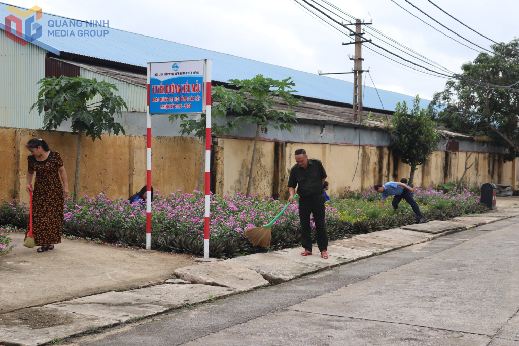Nhân dân khu 4 (phường Việt Hưng) chăm sóc vườn hoa, tuyến đường kiểu mẫu.