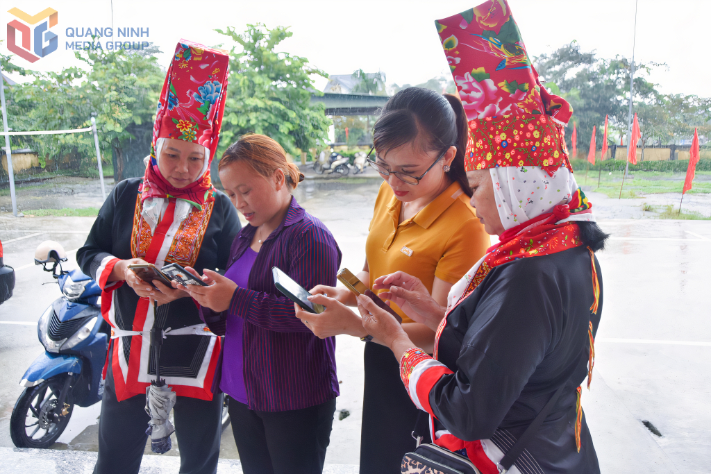 Người dân trên địa bàn thôn Đông (xã Dực Yên, huyện Đầm Hà) sử dụng các tiện ích số trên điện thoại thông minh để cập nhật tin tức quan trọng.