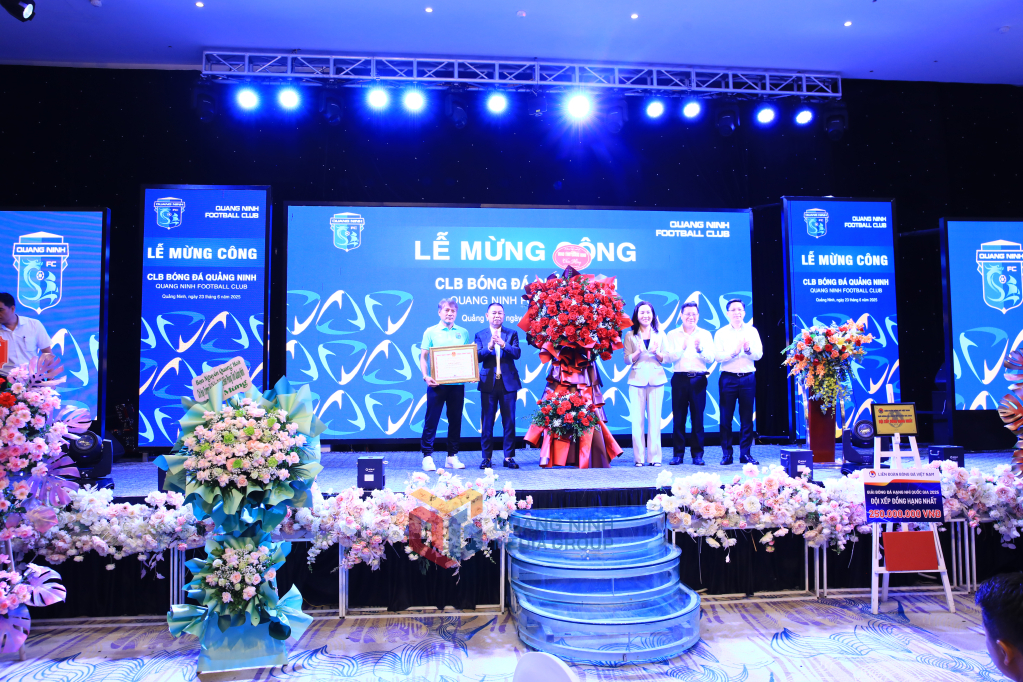 Đồng chí Nguyễn Thị Hạnh, Phó Chủ tịch UBND tỉnh tặng giấy khen cho tập thể CLB có thành tích xuất sắc mùa giải 2025.