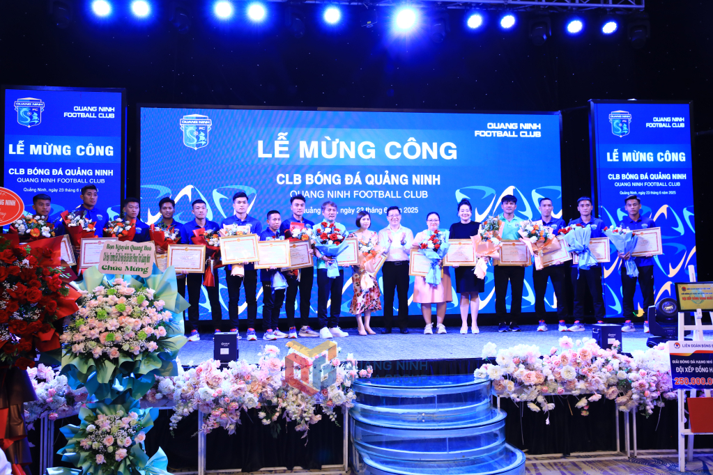 Đại diện lãnh đạo tỉnh Quảng Ninh, Sở Văn hóa, Thể thao và Du lịch tỉnh trao tặng giấy khen cho 16 cá nhân có thành tích xuất sắc mùa giải 2025