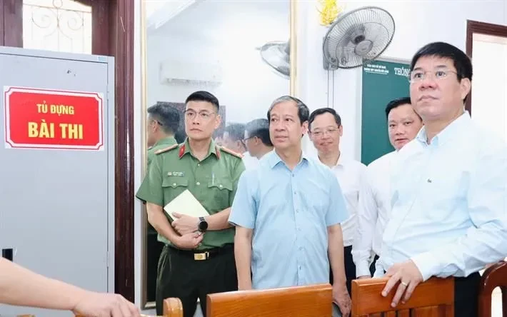 Bộ trưởng Nguyễn Kim Sơn kiểm tra tại điểm thi tại Trường THPT Nguyễn Đức Cảnh (Thái Bình)