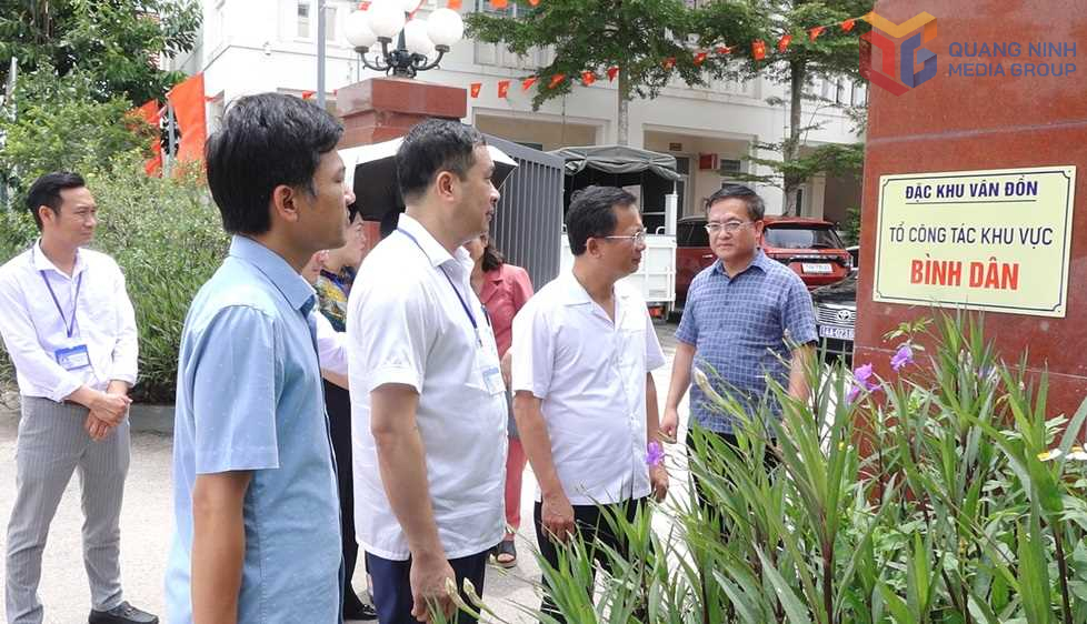 Đồng chí Cao Tường Huy, Phó Chủ tịch UBND tỉnh kiểm tra cơ sở vật chất tại Tổ công tác khu vực Bình Dân.