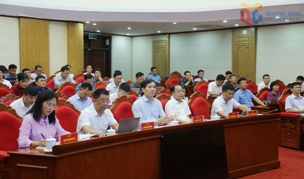 Đồng chí Vũ Quyết Tiến, Phó Bí thư Tỉnh ủy cùng các đại biểu tham dự hội nghị tại điểm cầu Quảng Ninh.