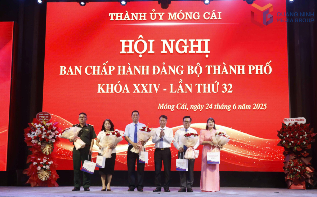 Đồng chí Hồ Quang Huy, Phó Bí thư Thành ủy, Chủ tịch UBND TP Móng Cái tặng hoa chia tay các đồng chí nghỉ hưu/ chuyển công tác 
