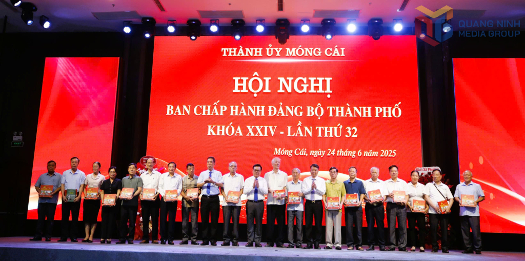 Lãnh đạo TP Móng Cái tri ân các thế hệ lãnh đạo thành phố qua các thời kỳ