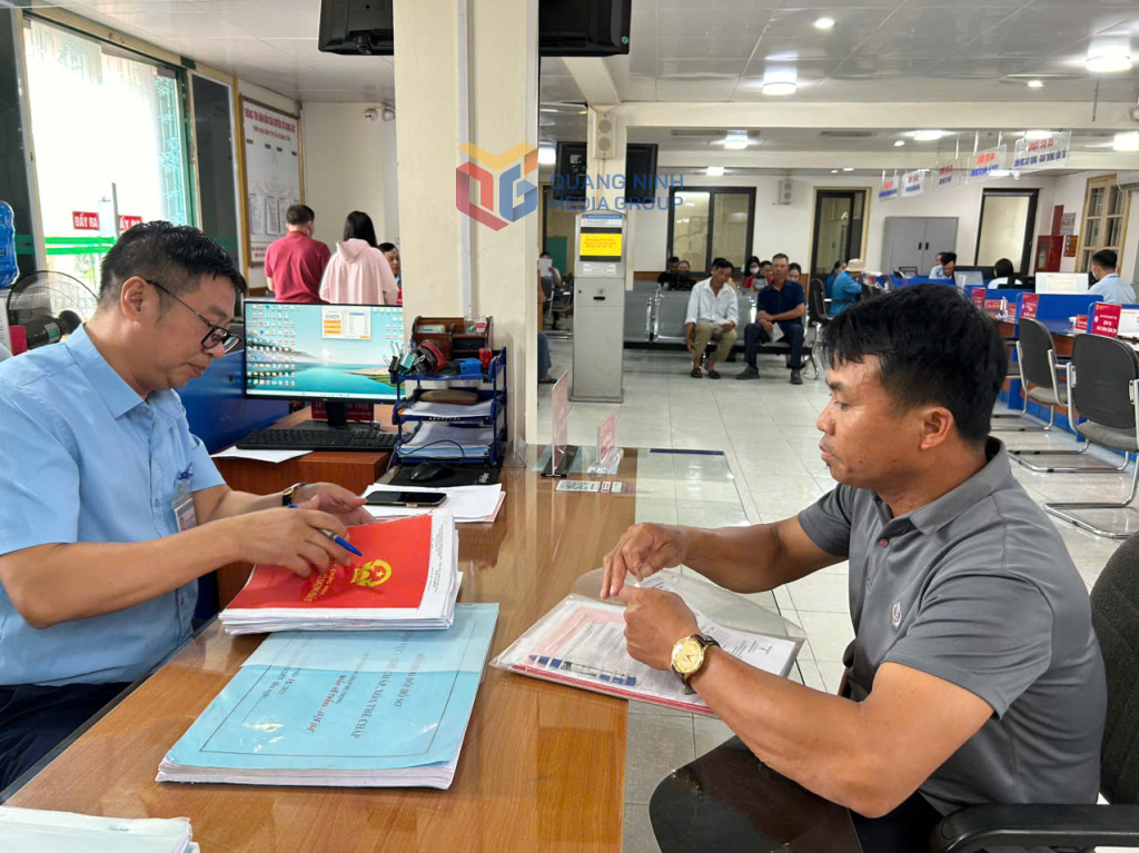 Cán bộ Trung tâm phục vụ Hành chính công phường Quảng Yên giải quyết TTHC cho người dân.