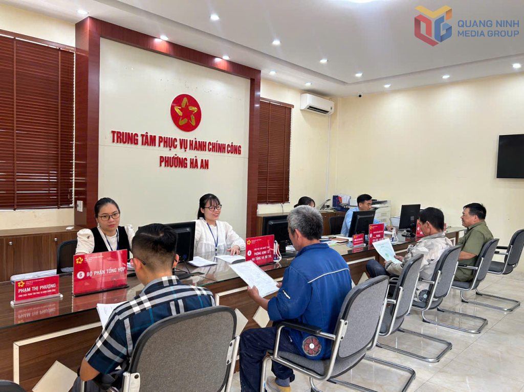 Cán bộ Trung tâm phục vụ Hành chính công phường Hà An giải quyết TTHC cho người dân.