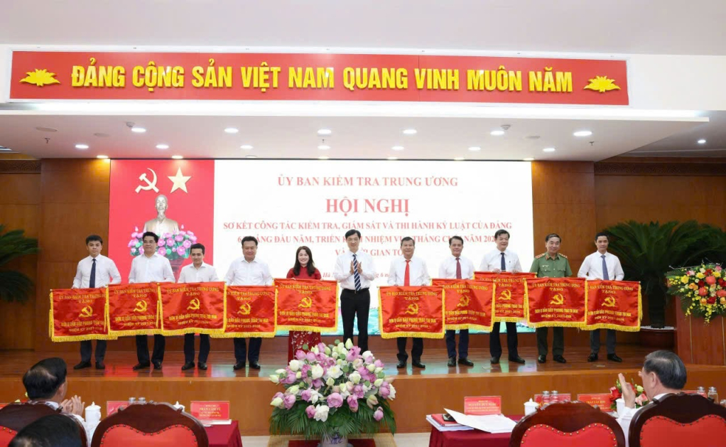 Ủy ban Kiểm tra Tỉnh ủy Quảng Ninh vinh dự là 1 trong 10 tập thể xuất sắc được nhận Cờ thi đua của Ủy ban Kiểm tra Trung ương.