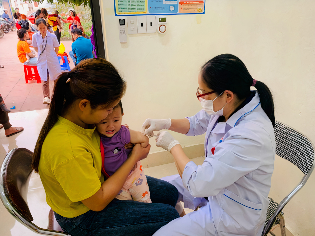 Trung tâm Y tế huyện Ba Chẽ tổ chức tiêm chủng vắc xin sởi cho trẻ em trên địa bàn.