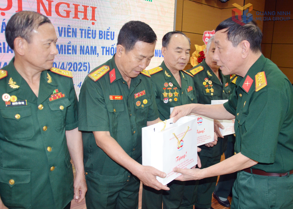 Phó Chủ tịch Hội CCB tỉnh Trần Đình Trách tặng quà cho hội viên CCB gương mẫu vượt khó vươn lên tháng 4/2025.