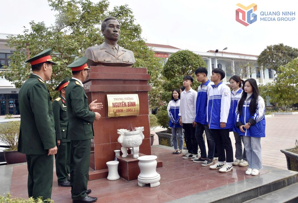 CCB kể chuyện về tướng Nguyễn Bình cho các học sinh trường THCS -THPT Nguyễn Bình tại đài tưởng niệm ông đặt tại khuôn viên nhà trường.