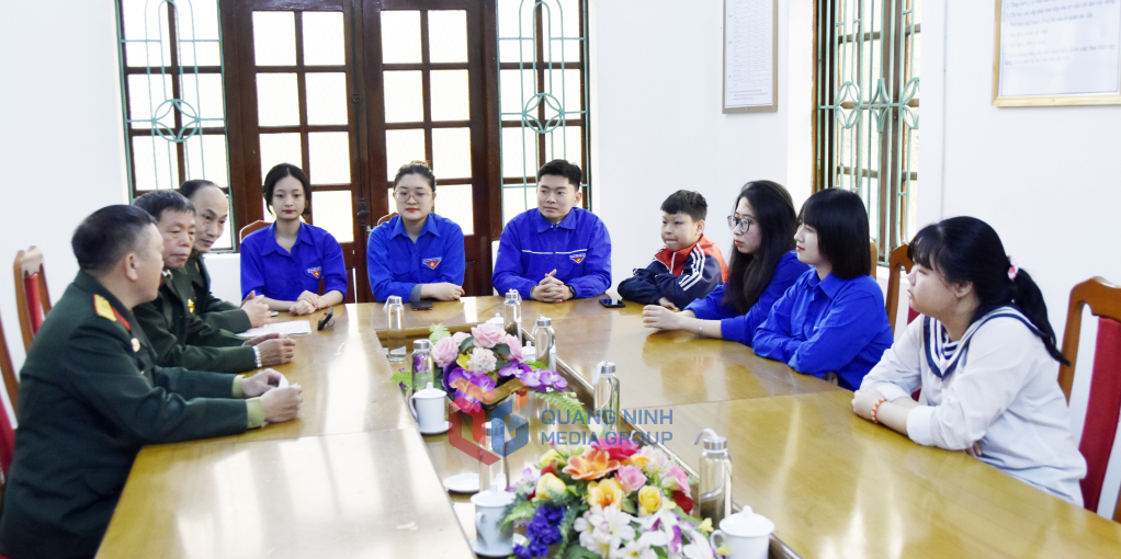 CCB phường Thanh Sơn, TP Uông Bí cùng các thanh thiếu niên trên địa bàn phường tham gia hoạt động tri ân.